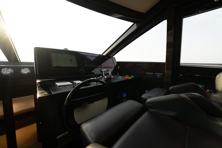 Ferretti 670 Cockpit